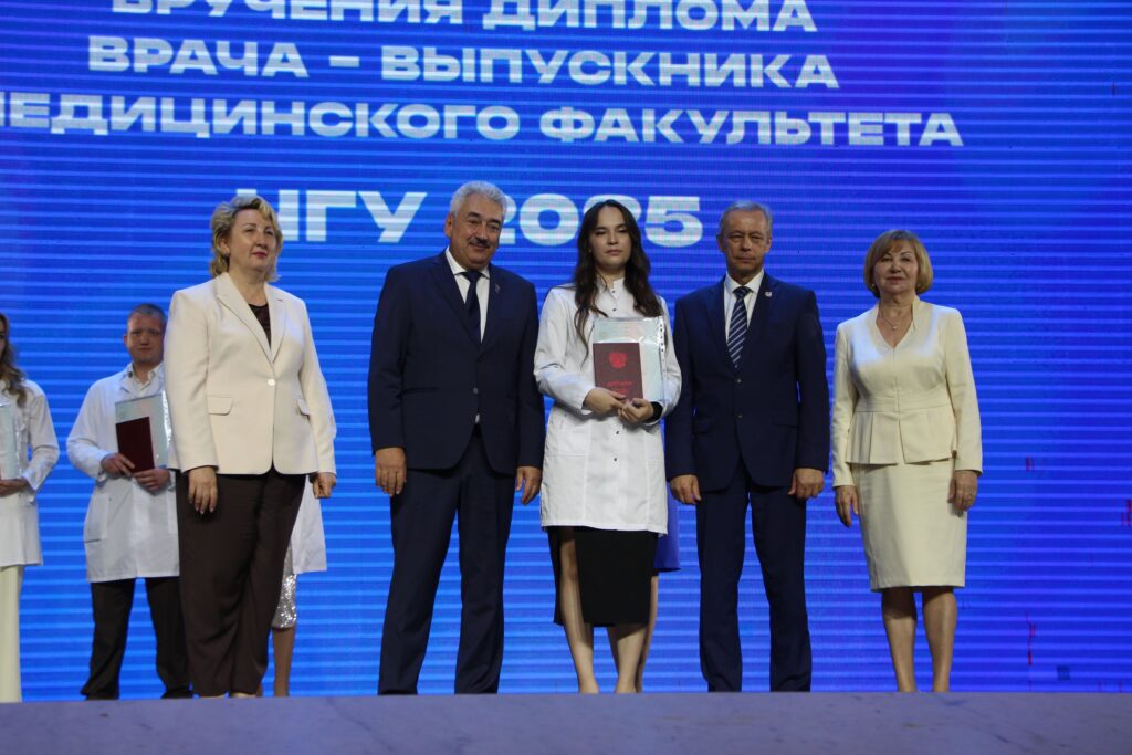Торжественная церемония вручения диплома врача - выпускника медицинского факультета ЧГУ 2025 (Фоторепортаж)